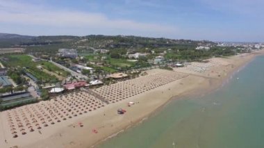 Şemsiye ve şezlonglar genel gider görünümünü deniz kıyısında 