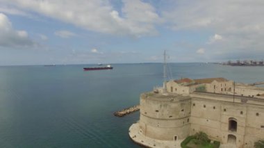 Gök olayları görüntülemek eski kale deniz ve şehir binaları, gündüz Taranto, Apulia, Güney İtalya