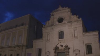 eski binalar ve kilisede akşam, Gravina Di Puglia, İtalya 
