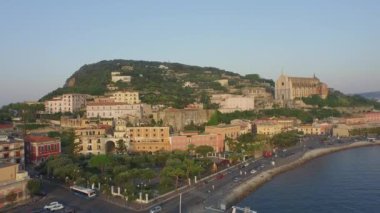 Gaeta şehir ve Deniz Sahil gündüz, Güney İtalya, havadan görünümü