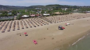 Şemsiye ve şezlonglar genel gider görünümünü deniz kıyısında 