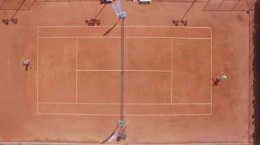 Turuncu kil sahada büyük Tenis oynayanlar