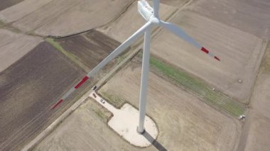 Yel değirmenleri windfarm gün güneşli yaz