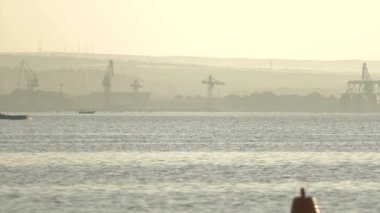  gün batımını limanda Taranto, İtalya