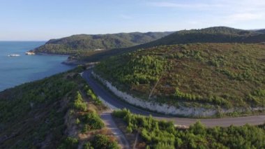 Deniz Sahili Güney İtalya, İtalya'nın Güney İtalya'nın Apulia bölgesindeki Foggia eyaletinin kasabada Vieste yakınındaki Road'da havadan görünümü