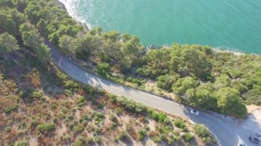 araba sürüş yolda deniz Güney İtalya, İtalya'nın Güney İtalya'nın Apulia bölgesindeki Foggia eyaletinin kasabada Vieste yakınındaki kıyı şeridi havadan görünümü
