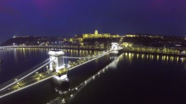 Işıklı Chain Bridge Budapeşte'havadan görünümü geceleri