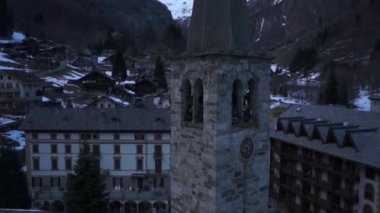Eski köy Merkezi binalar ve Saat Kulesi, Montagna Valtellina içinde görüntüleyin 