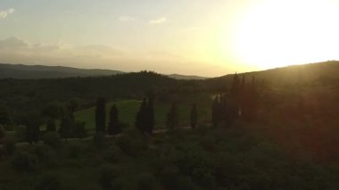 Ağaçlar, Campagna, Salerno eyaletinin güney İtalya ile yeşil tepelerin görünümünü üzerinde uçuş 