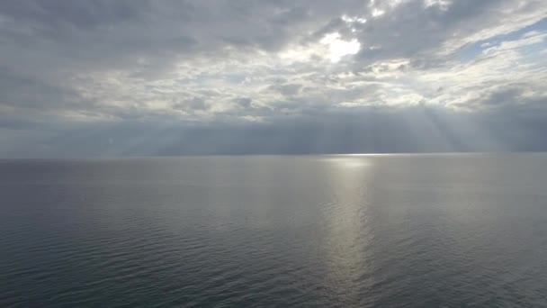 Panoramisch Uitzicht Kust Van Zee Met Bewolkte Hemel — Stockvideo