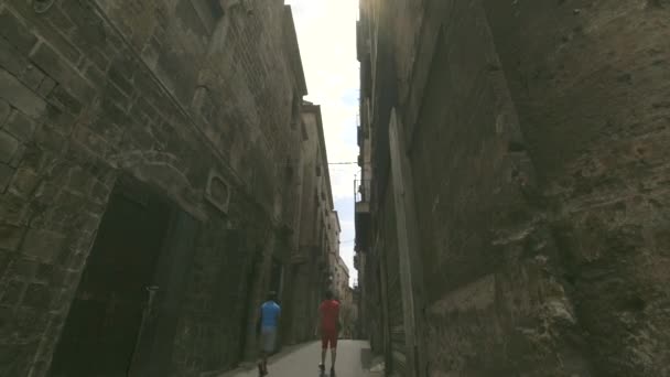 Два Человека Шли Улице Таранто Апулия Южная Италия — стоковое видео