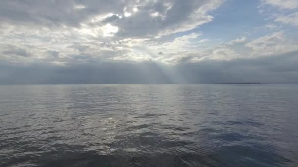 Sobrevolando Costa Del Mar Con Cielo Nublado — Vídeo de stock