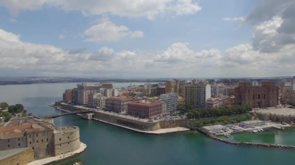 Antenn Visa Gamla Slott Havet Och Staden Byggnader Dagtid Taranto — Stockvideo