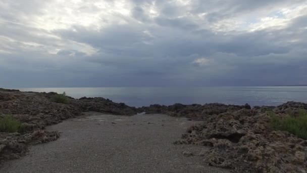 Sobrevolando Costa Rocosa Del Mar Con Cielo Nublado — Vídeos de Stock