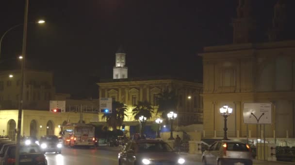 Nachtverkehr Auf Der Straße Einer Kleinen Italienischen Stadt — Stockvideo