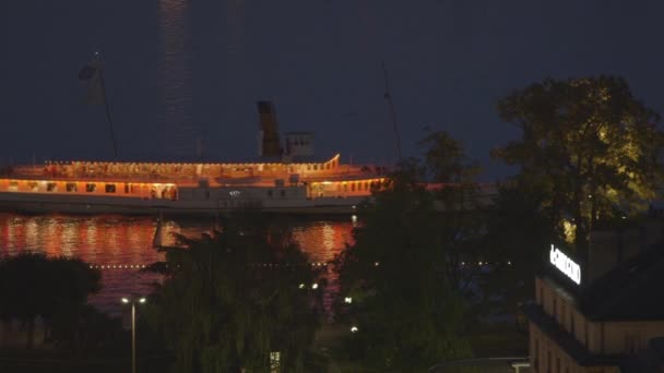 Lättade Swiss Fartyget Flytande Nära Staden Stranden Med Träd Natten — Stockvideo