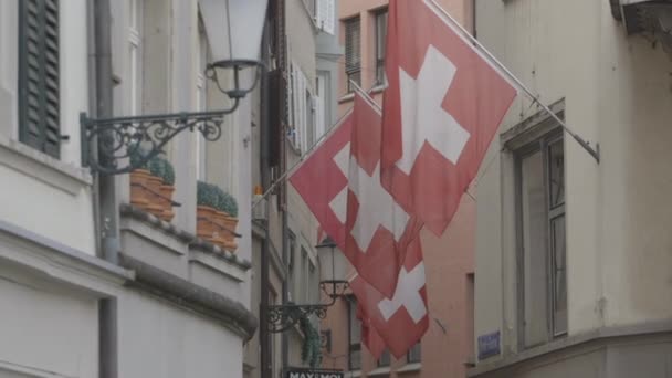 Casas Con Banderas Suizas Ondeando Fachadas — Vídeo de stock