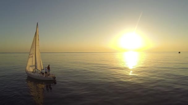 Bateau Naviguant Dans Mer Coucher Soleil Barca Italie — Video