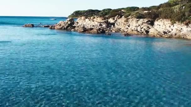 青い波状海水と岩のビーチ — ストック動画