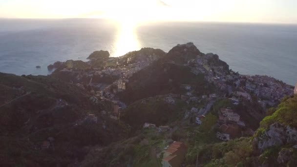 Veduta Aerea Della Piccola Città Taormina Sul Paesaggio Montano Della — Video Stock