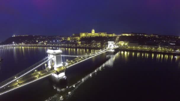 夜ブダペストで照らされた鎖橋の空撮 — ストック動画