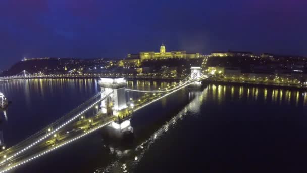 Luchtfoto Van Verlichte Kettingbrug Boedapest Bij Nacht — Stockvideo