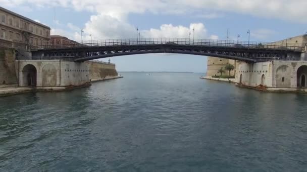 Fahrt Auf Dem Kanal Unter Der Brücke Taranto Italien — Stockvideo