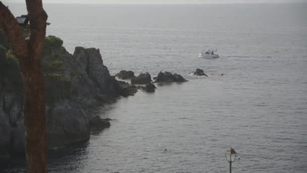 Barca Motore Acqua Mare Vicino Costa Scogliera — Video Stock