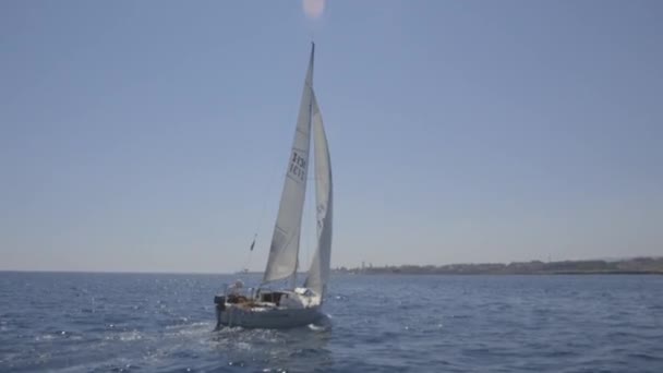 Двое Мужчин Плывущих Яхте Море Днем Барка Италия — стоковое видео