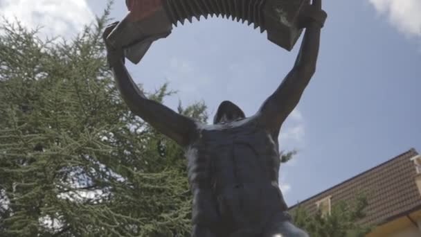 Vista Basso Della Statua Bronzo Sulla Piazza Della Città — Video Stock