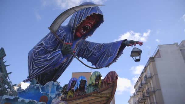 Τρομακτικό Άγαλμα Κόκκινη Μάσκα Κρατώντας Παλιά Λάμπα Στο Ιταλικό Καρναβάλι — Αρχείο Βίντεο