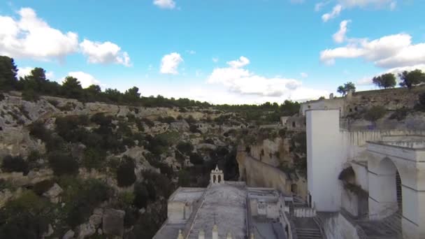 풀리아 이탈리아의 협곡에서 건물의 조감도 — 비디오