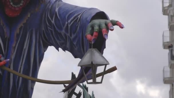 Gruselige Todesstatue Mit Alter Lampe Beim Italienischen Karneval — Stockvideo