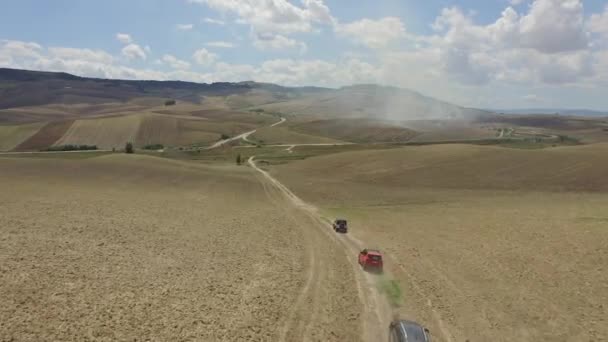 Vol au-dessus de la vue des voitures conduisant surla route dans la zone rurale de la province de Basilicate de Matera, Italie du Sud  