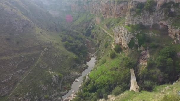 Vlucht Weergave Van Heuvels Met Bomen Matera Zuid Italië — Stockvideo