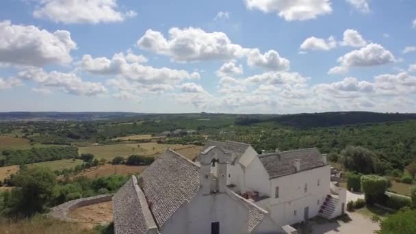 Εναέρια Άποψη Του Πράσινου Τοπίου Της Ιταλίας Μια Εκκλησία — Αρχείο Βίντεο