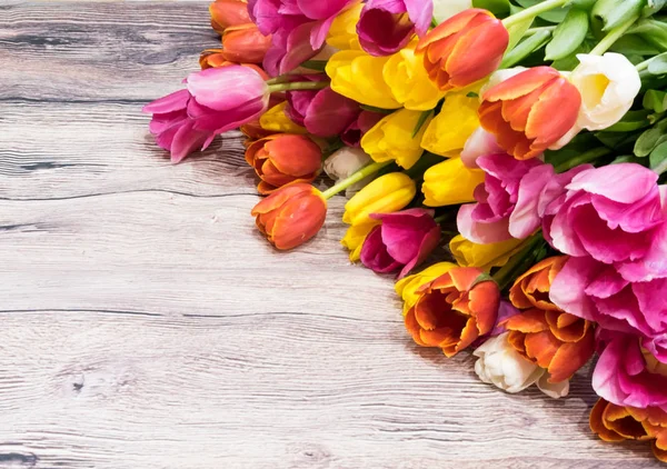 birçok pembe lale sarı kırmızı ve beyaz buket