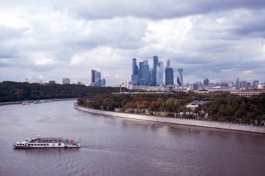 Moskova, Rusya - 08.2019: Moskova Uluslararası İş Merkezi Moskova Nehri boyunca uzanan modern Luzhnetskaya seti, Rusya.