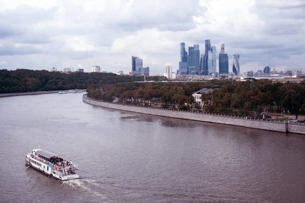 Moskova, Rusya - Ağustos 2019: Moskova Nehri 'ndeki gemi. Luzhnetskaya seti. Kievsky tren istasyonunun yakınındaki rıhtımdan Moskova Nehri 'ne geziler için gemiler kalkıyor.