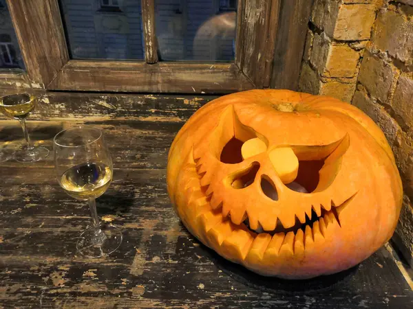 Halloween, dekoracji i koncepcji wakacje - zbliżenie kobieta z rzeźbione dyni lub jack-o Latarnia w domu — Zdjęcie stockowe