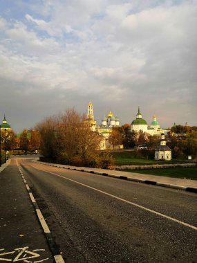Moskova Bölgesi, Sergiev Posad, Rusya - Ekim 2019: Trinity Sergius Lavra 'nın Mimarisi. Sergiyev Posad, Rusya. Popüler bir dönüm noktası. Unesco Dünya Mirası Sitesi.