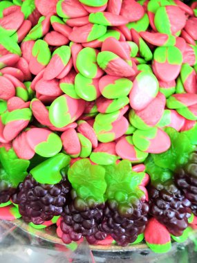 Piyasada çeşitli renkli farklı şekil jöle şekerler yakından görünümü, şeker dükkanı