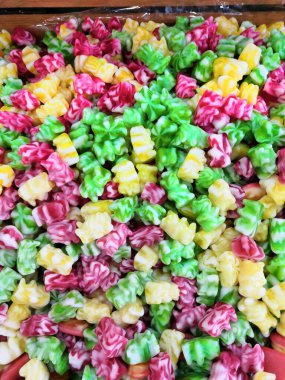 Piyasada çeşitli renkli farklı şekil jöle şekerler yakından görünümü, şeker dükkanı