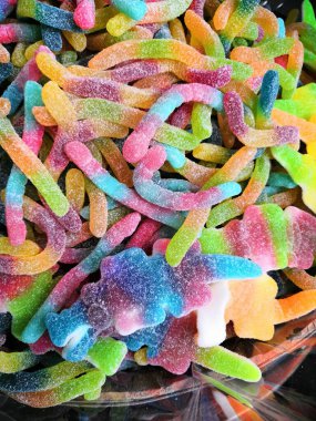 Piyasada çeşitli renkli farklı şekil jöle şekerler yakından görünümü, şeker dükkanı