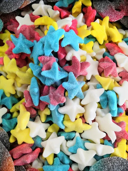 Цветные фруктовые конфеты и карамель в форме звезды — стоковое фото