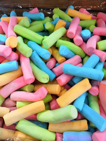 Veelkleurige achtergrond gemaakt van diverse kleurrijke snoepjes. Ruimte voor tekst, feestje, snoepreep, kindertijd — Stockfoto