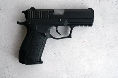 9mm Jorge Tabancası gri arka planda izole edildi.