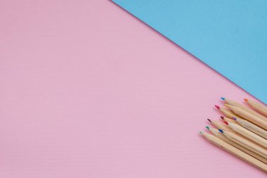 Yaratıcılık ilham verici eğitim kavramları pembe pastel arka planda kalem ve bardak ile.