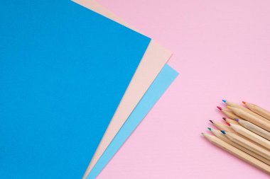 Yaratıcılık ilham verici eğitim kavramları pembe pastel arka planda kalem ve bardak ile.