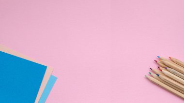 Okul konseptine geri dönelim. Ofis masasında okul ve ofis malzemeleri.